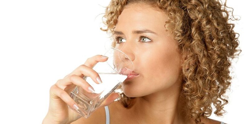 Na pitni dieti morate poleg drugih tekočin zaužiti 1, 5 litra prečiščene vode. 