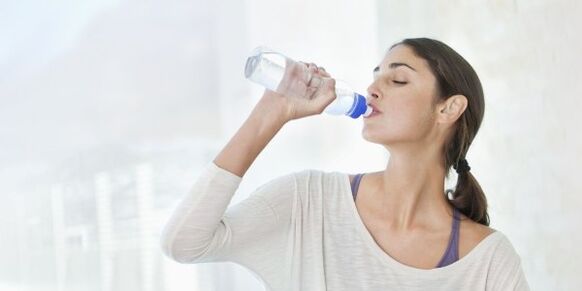 Če želite hitro izgubiti težo, morate piti vsaj 2 litra vode na dan. 