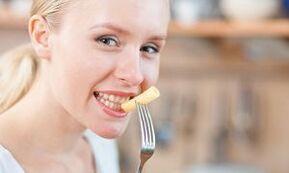 Dekle jedo testenine